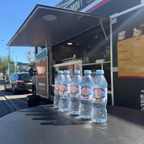 Le comptoir du food truck Crêp'Moi en service, avec ses boissons fraîches